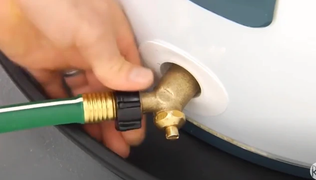 Attaching the garden hose to the drain valve