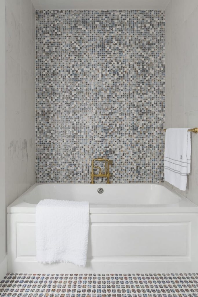 Farmhouse Bathroom Tile With Tub